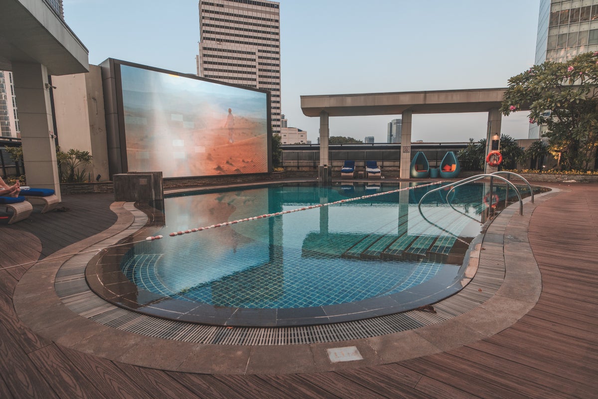 Mandarin Oriental Jakarta pool area