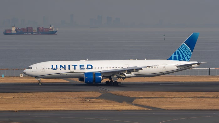 United 777 200