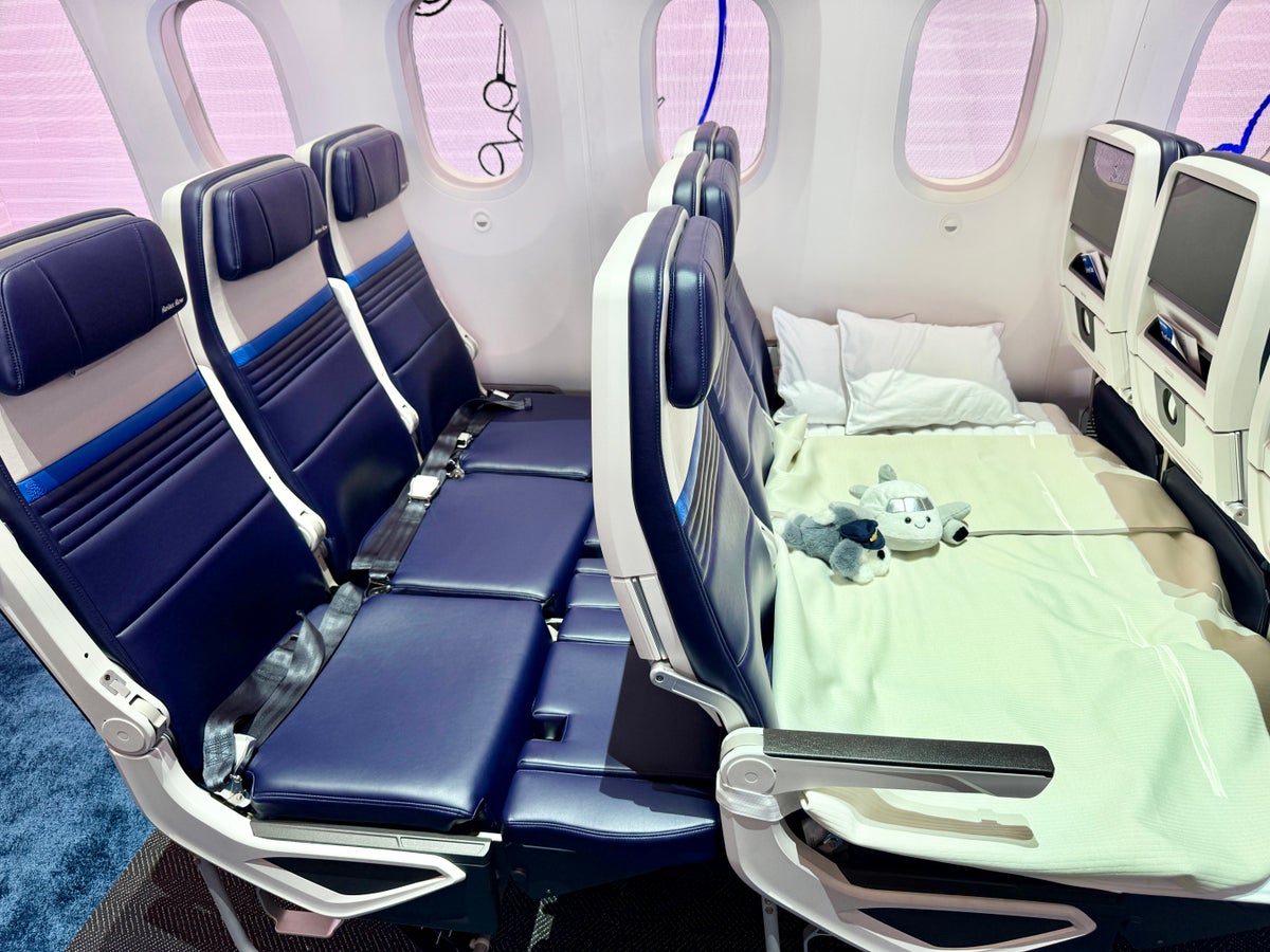 United Relax Row With and Without Amenities United Relax Row With and Without Amenities