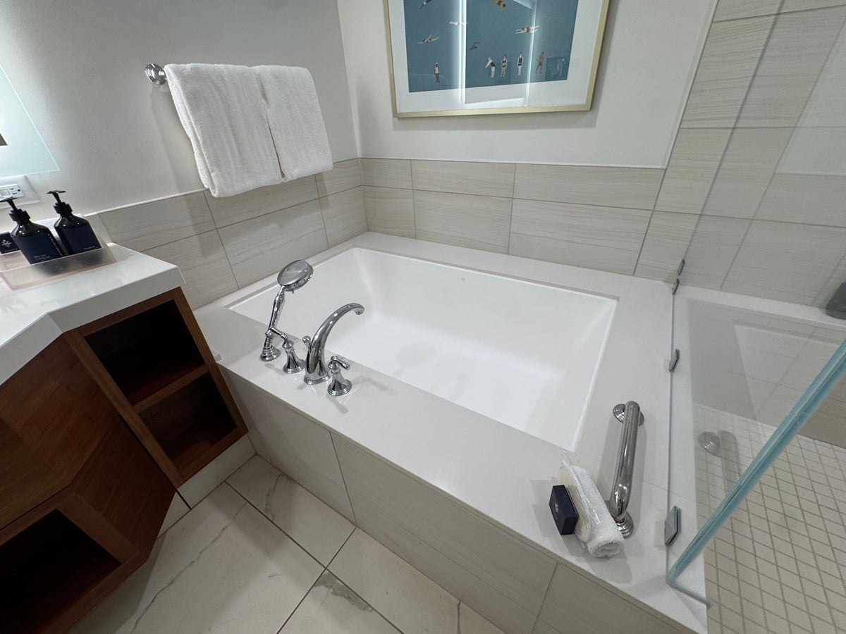 Grand Wailea room bathtub