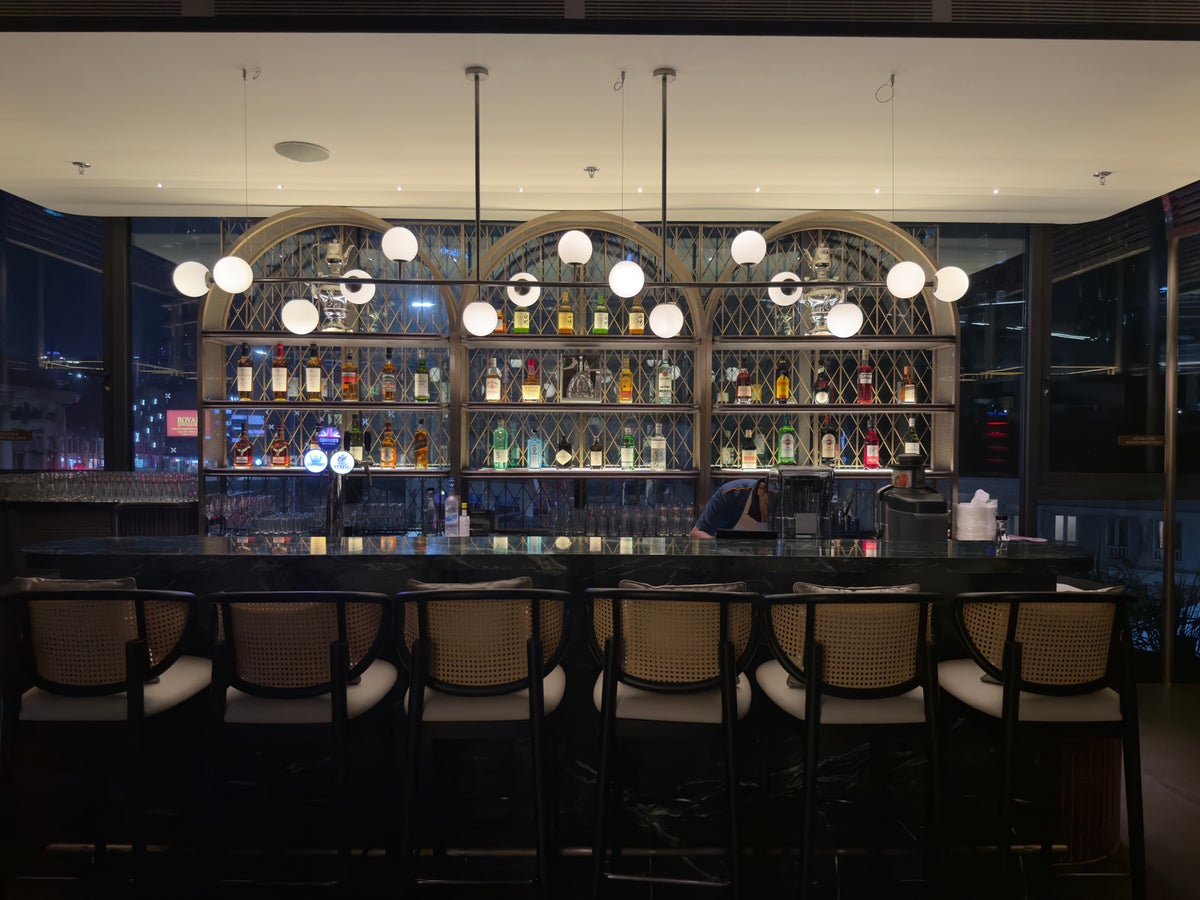 Varel Singapore bar at night