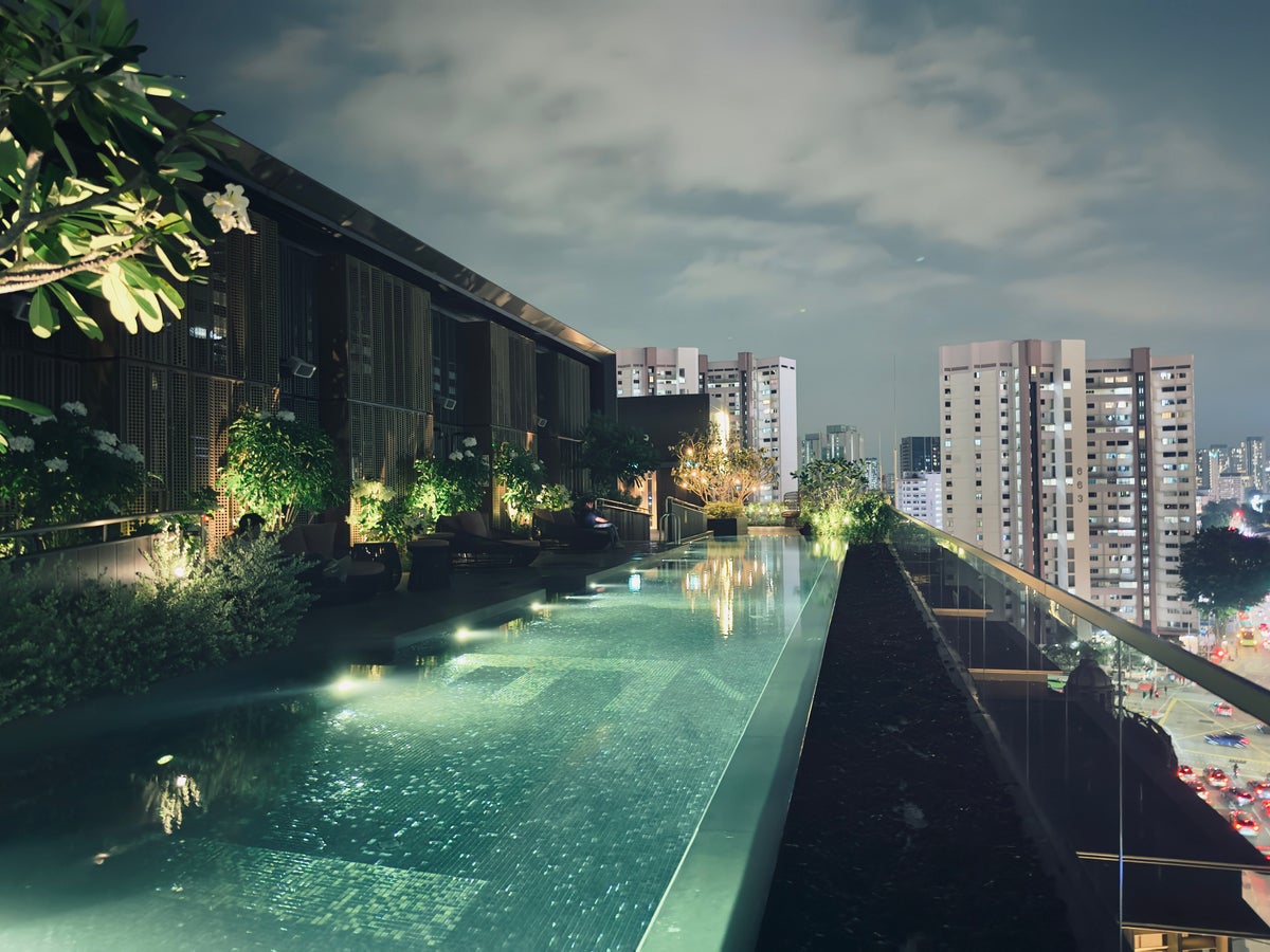 Varel Singapore pool night