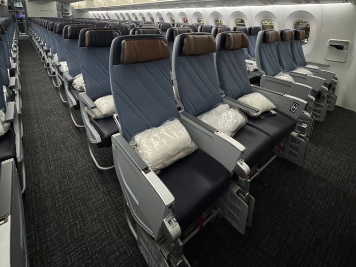 AA main cabin extra 787 9P AA main cabin extra 787 9P