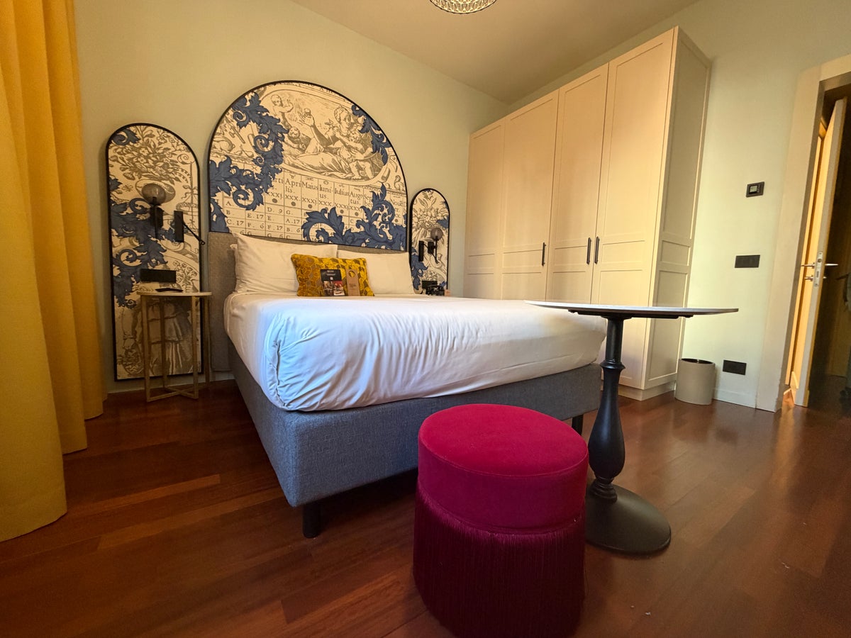 Hotel Indigo Florence bed and room