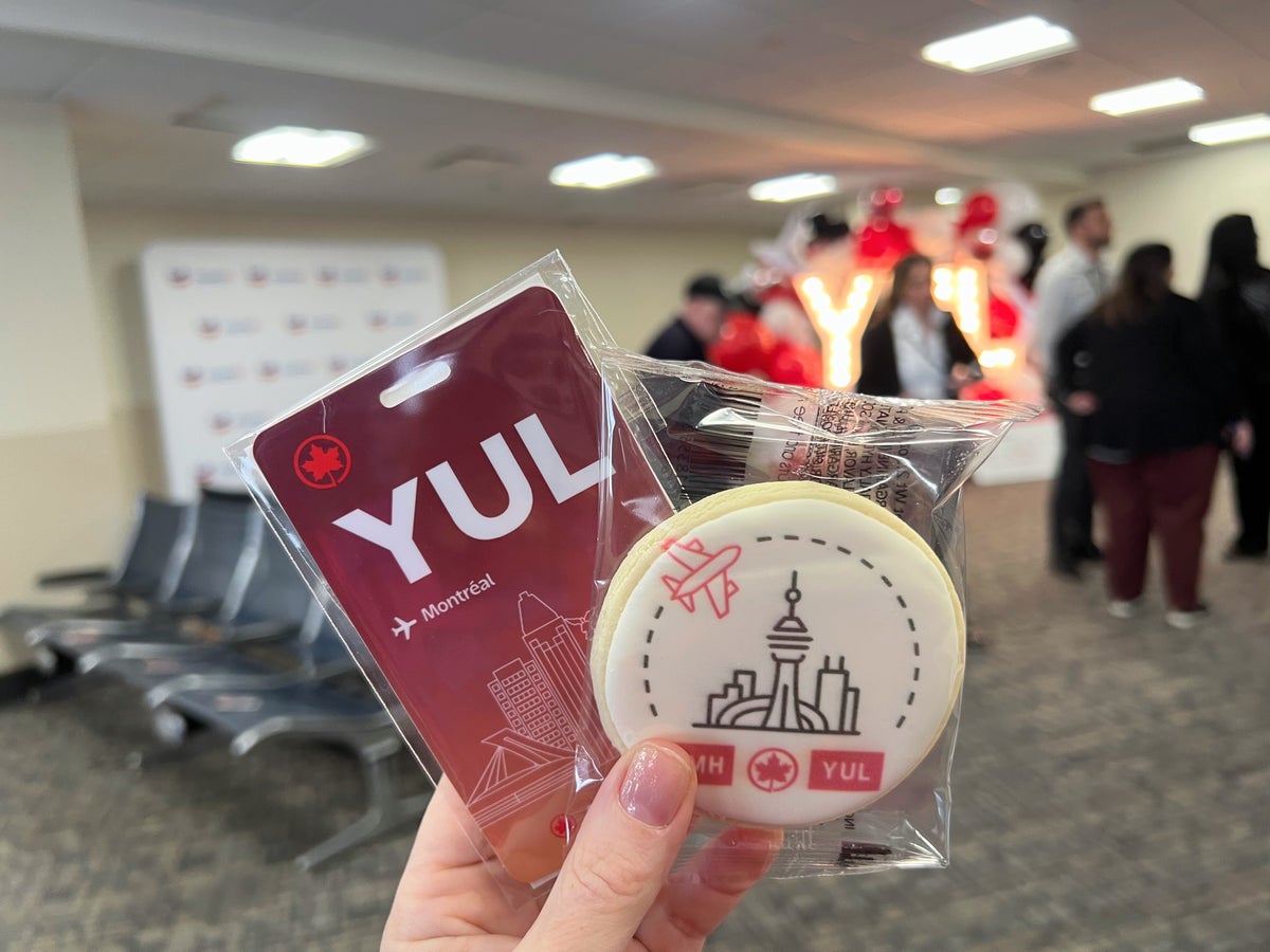 Montreal luggage tag and cookie
