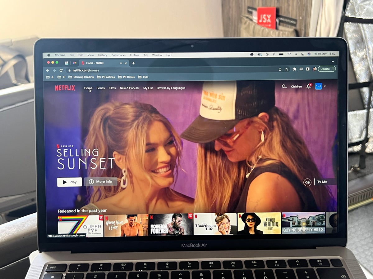 Netflix onboard JSX flight with Starlink WiFi