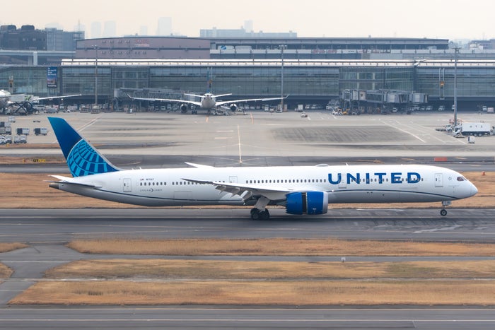United Airlines landing Tokyo United Airlines landing Tokyo