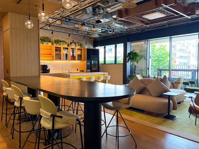Caption by Hyatt Kabutocho Tokyo coworking table