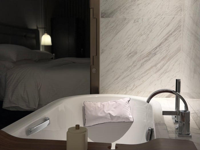 Fairmont Hanoi bathroom bathtub