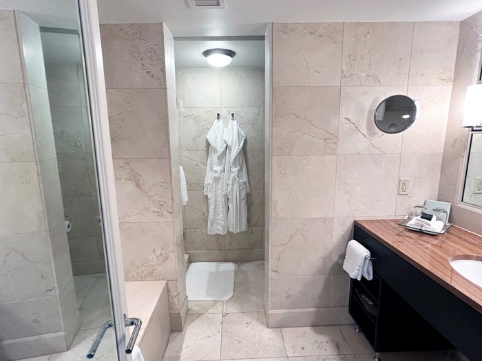 Four Season Chicago Room 3805 bathroom