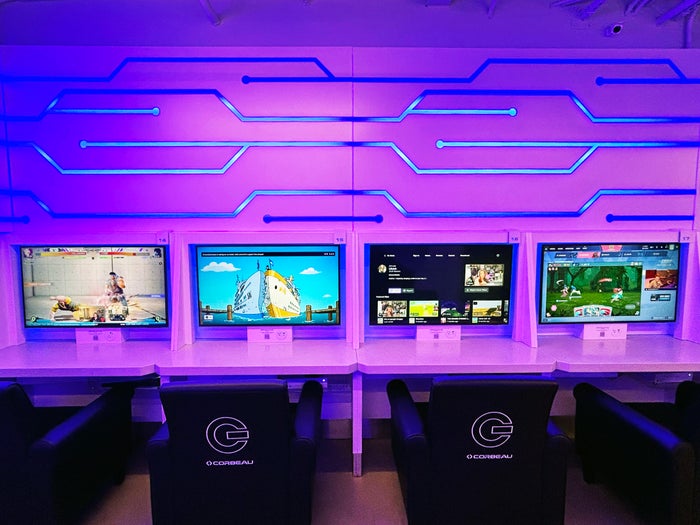 Gameway JFK Terminal 8 computers straight on