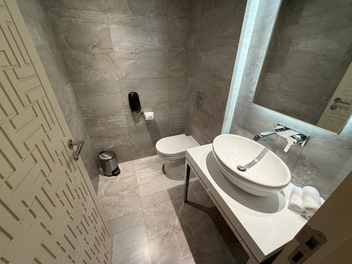 Grand Hyatt Tapei Entryway Bathroom
