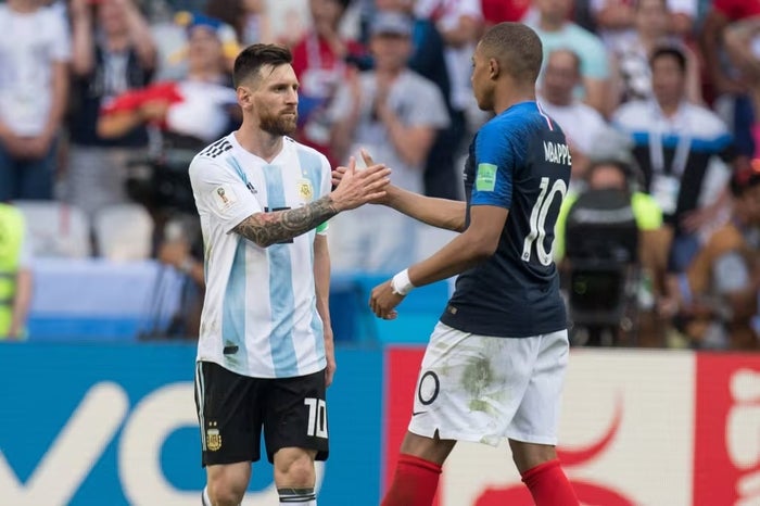 Lionel MESSI li ARG gibt Kylian MBAPPE Lionel MESSI li ARG gibt Kylian MBAPPE