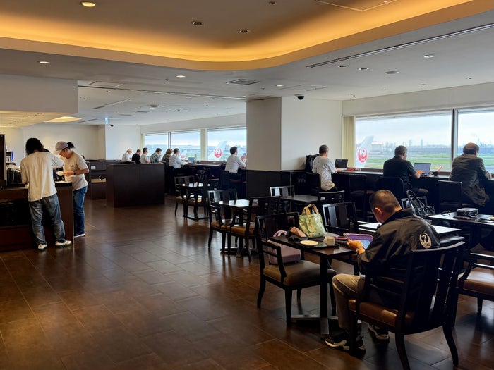 JAL South Wing Diamond Premier Lounge at Tokyo Haneda HND dining area