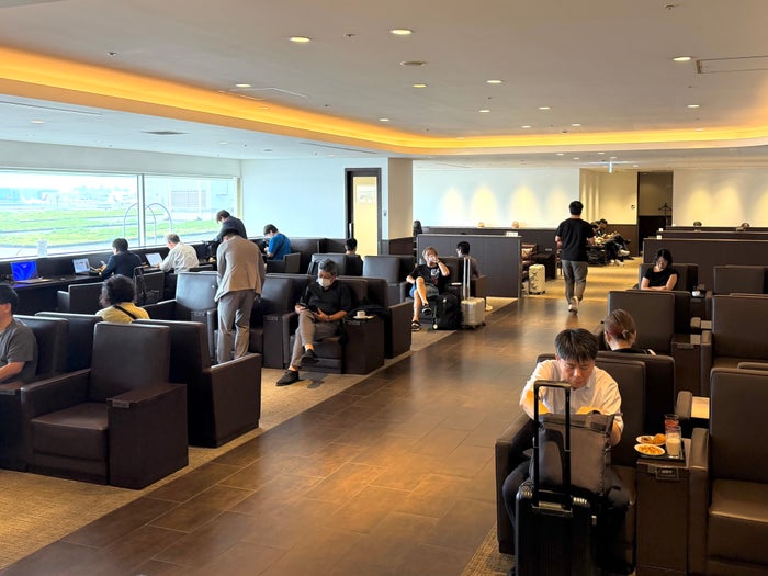 JAL South Wing Diamond Premier Lounge at Tokyo Haneda HND seating