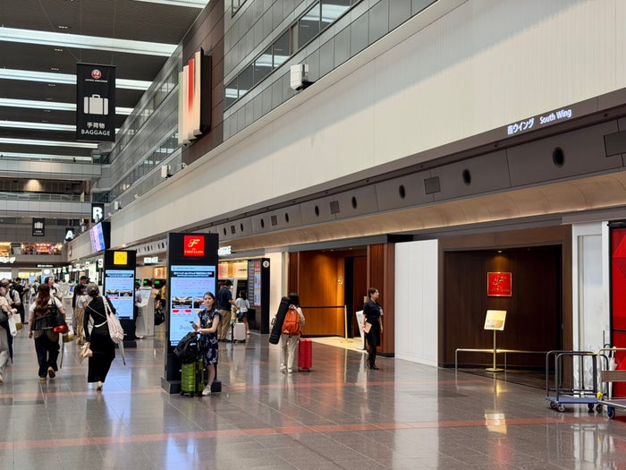 JAL South Wing First Class check in at Tokyo Haneda HND