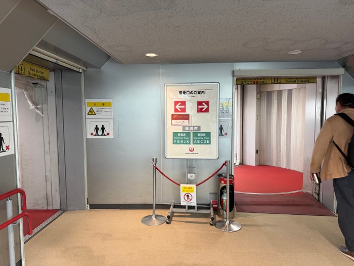 JAL boarding signs