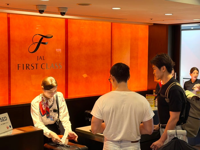 JAL first class check in