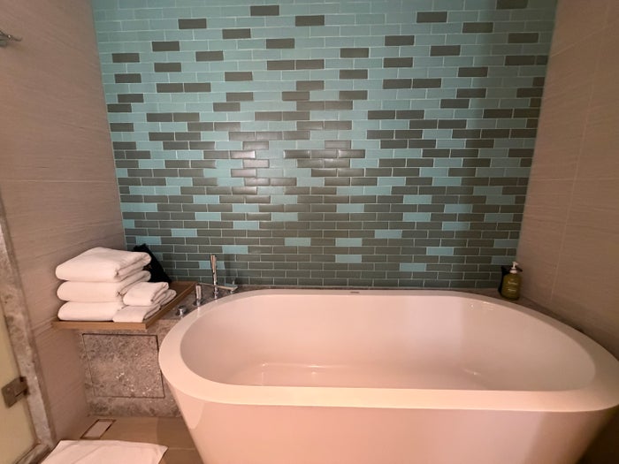 Holiday Inn Bophut Beach tub