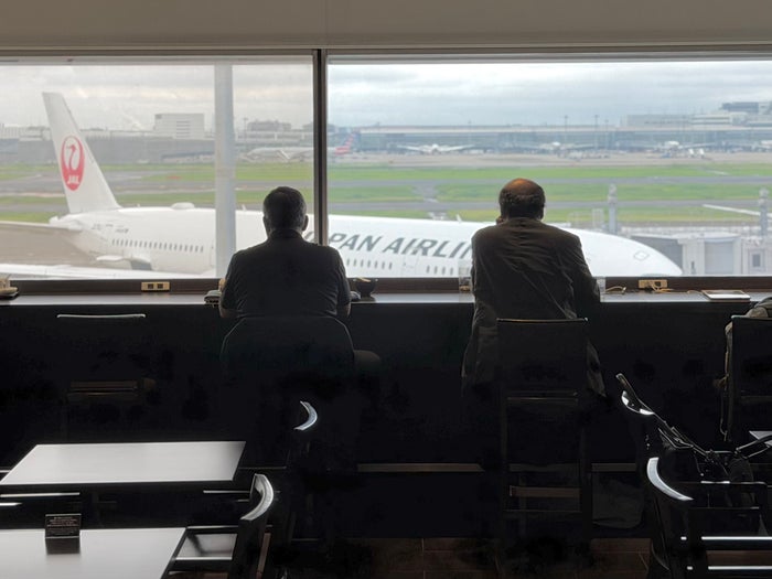 JAL South Wing Diamond Premier Lounge at Tokyo Haneda HND plane watching
