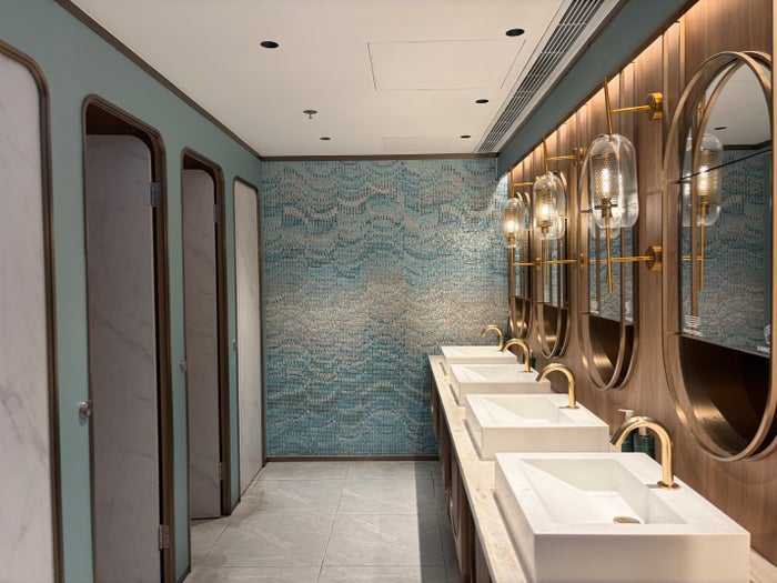 Kyra Lounge bathroom