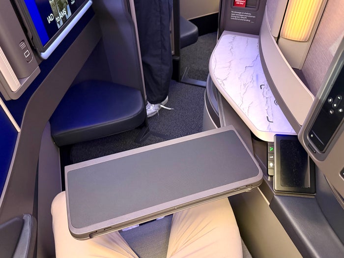 United Airbus A321XLR Polaris bi fold tray table