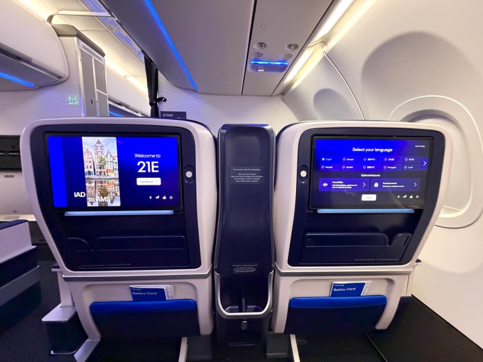 United Airbus A321XLR Premium Plus IFE screens