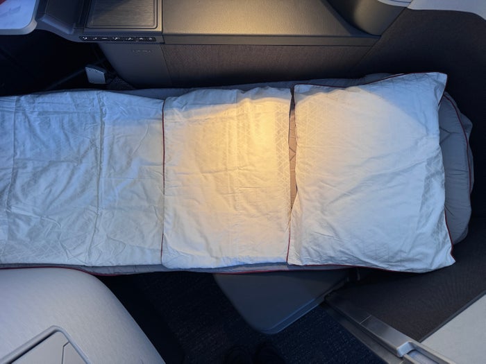 AA 777 300ER DFW JFK bedding