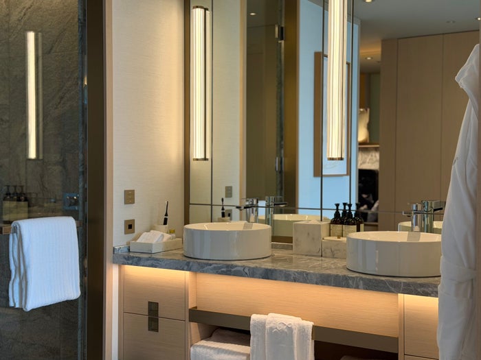 Fairmont Tokyo bathroom