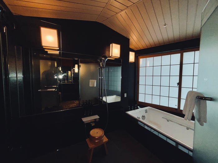 Gajoen Tokyo bathroom shower area