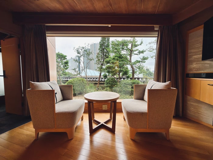 Gajoen Tokyo room armchairs with view