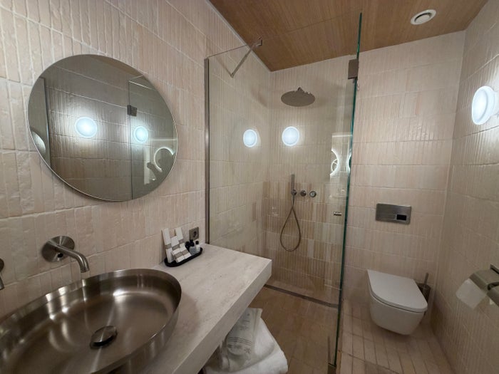 Iberia Emerald Lounge Sorolla shower rooms