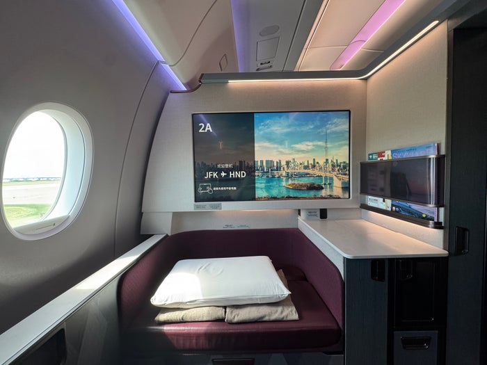 JAL IFE screen first class suite