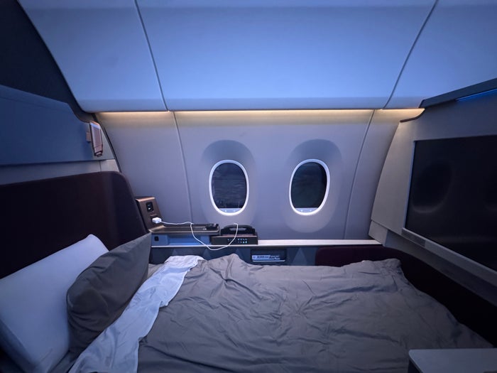 JL First Class suite lie flat dimmed lights JL First Class suite lie flat dimmed lights