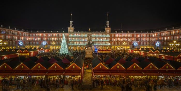Mercado de Navidad Plaza Mayor Madrid Spain Christmas Emilio Garcia FtLt0XoaHZg unsplash