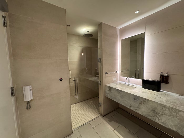 JFK Soho Lounge shower JFK Soho Lounge shower