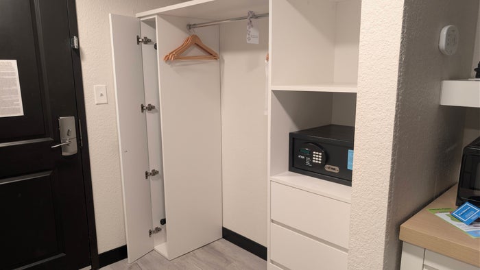 Hilton Garden Inn Cocoa Beach Oceanfront guest room closet